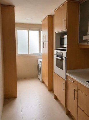 Cocina equipada con zona de lavadero