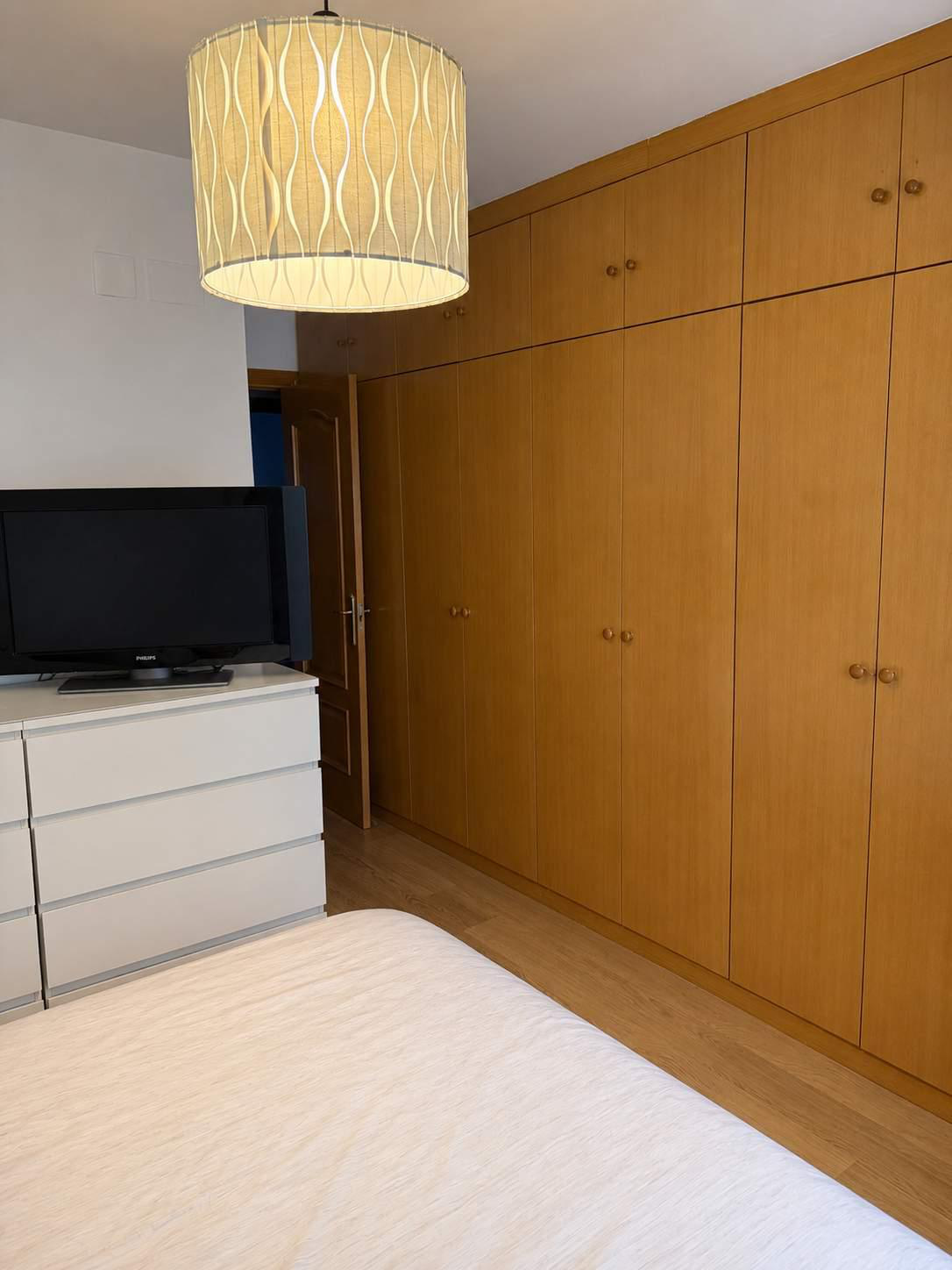 Dormitorio principal con armarios empotrados a medida