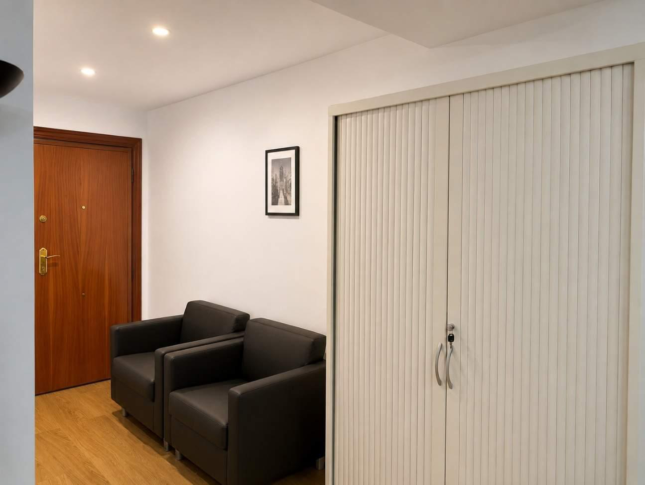 Sala de espera del despacho con butacas