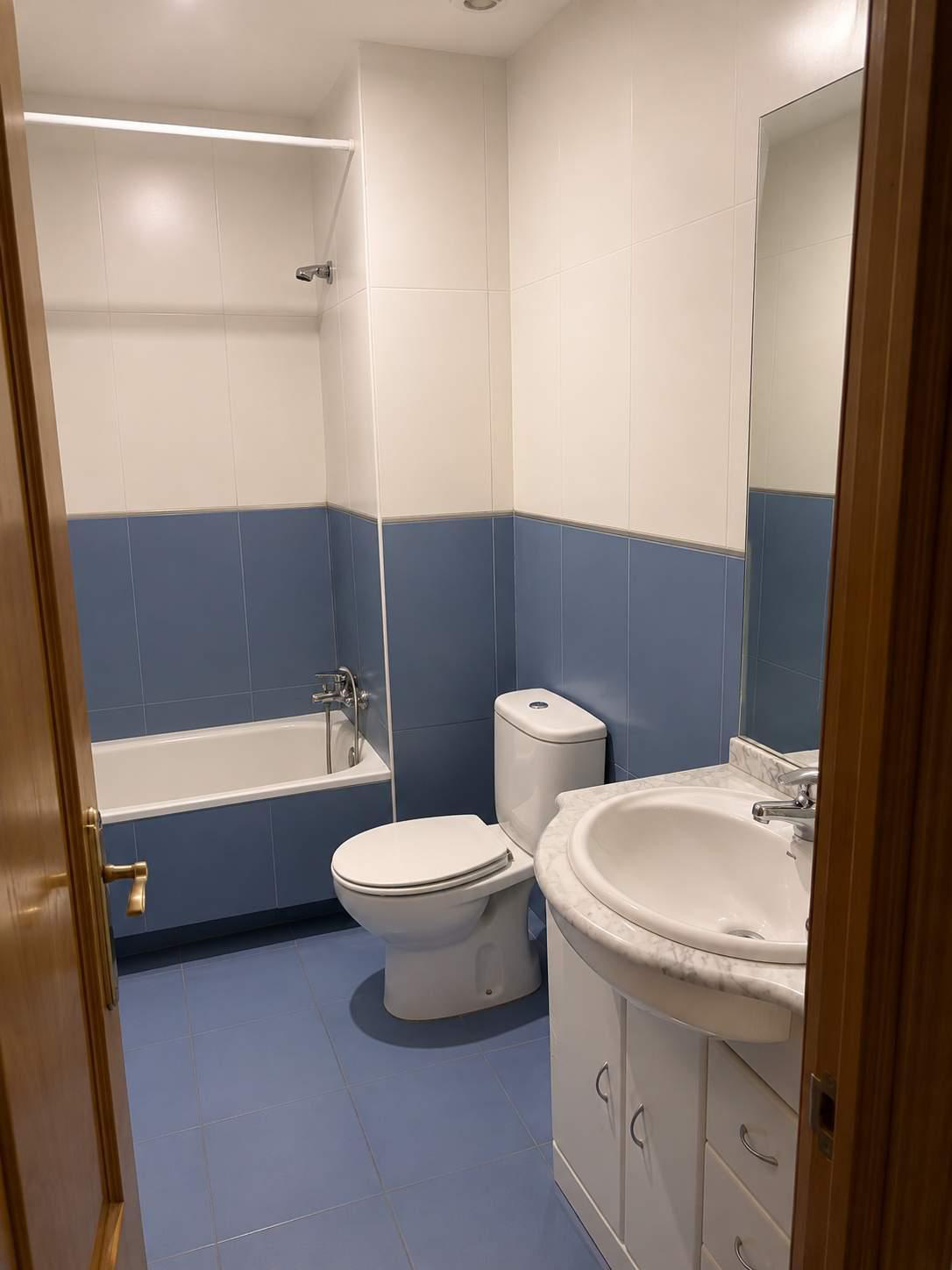 Baño secundario con bañera