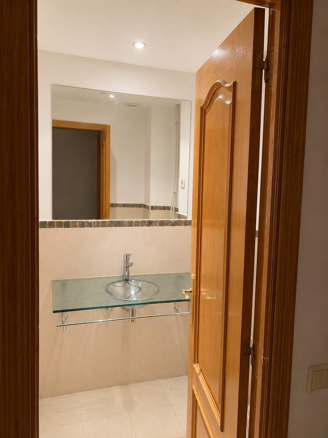 Aseo de cortesía con lavabo de cristal