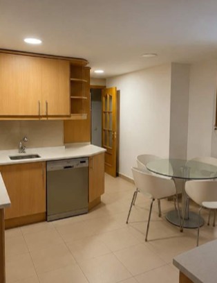 Cocina con office y zona de comedor diario