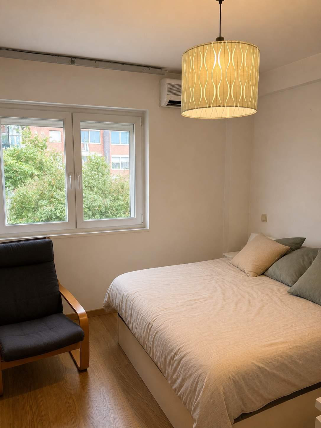 Dormitorio principal con vistas exteriores