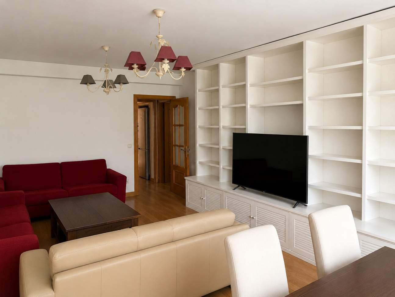 Salón con estantería de obra a medida y zona de TV