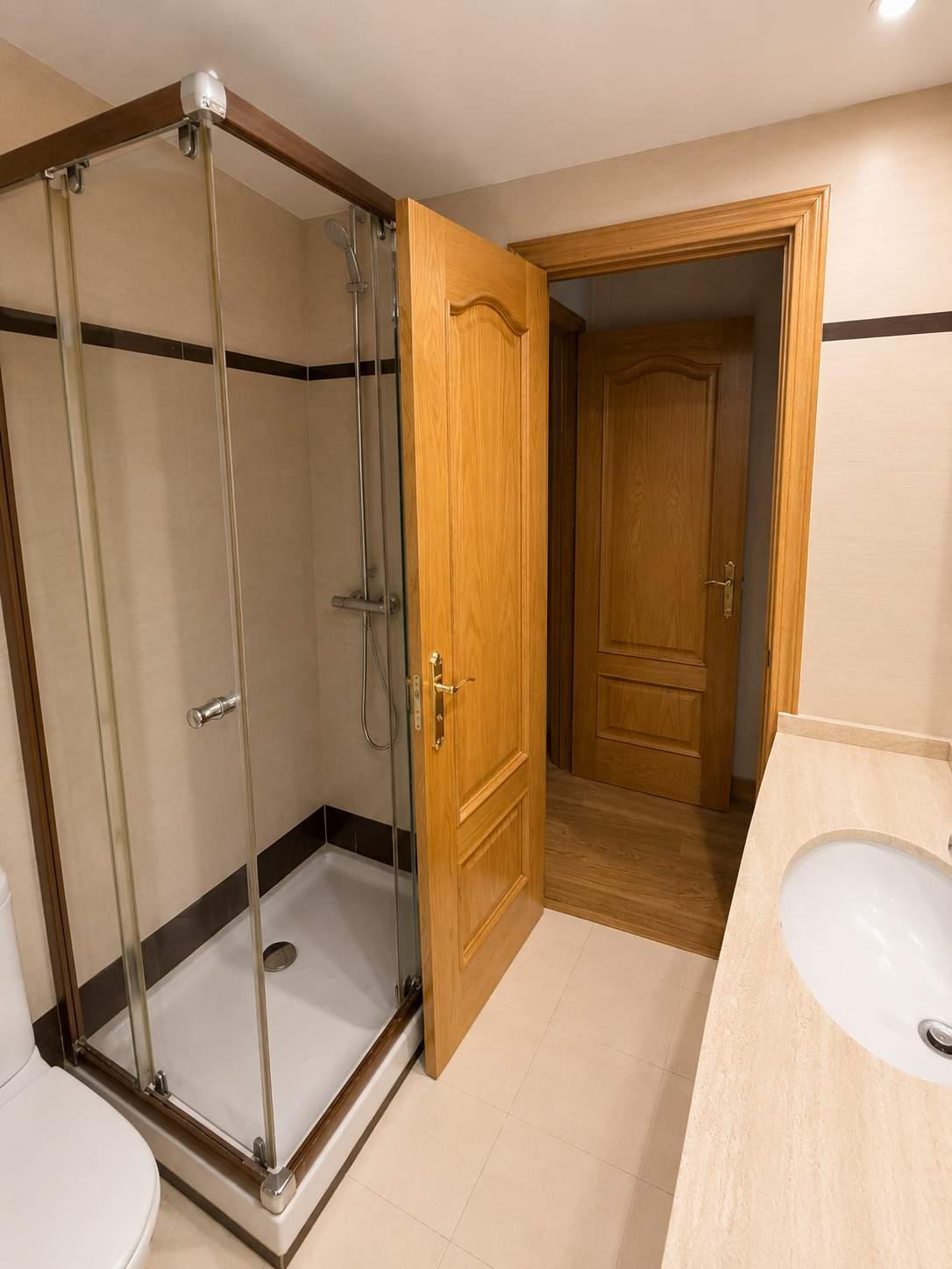Baño completo con ducha y mampara de cristal